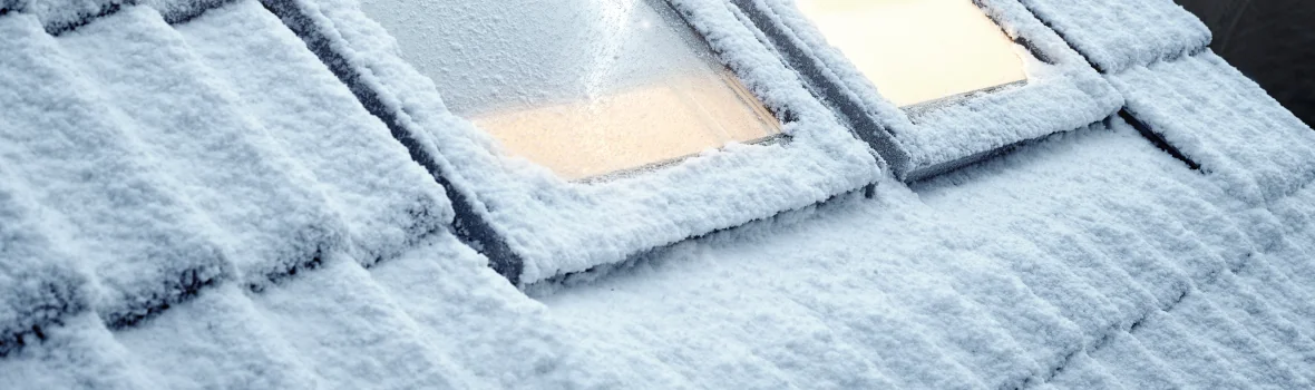Steildach mit Dachfenstern im Schnee