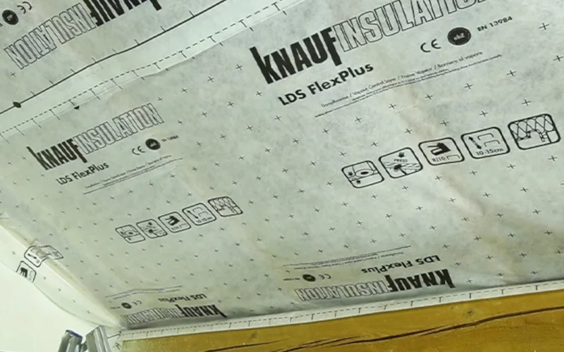 Dachgeschoss im Ausbau mit Dampfbremsfolie auf der Wand