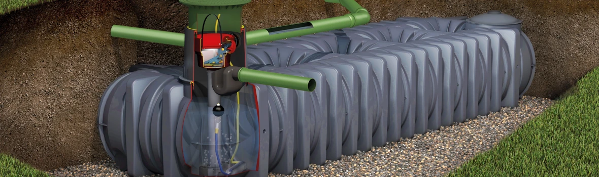 Abbildung eines Regenwassertanks, eingebaut in einem Garten im Erdbereich.