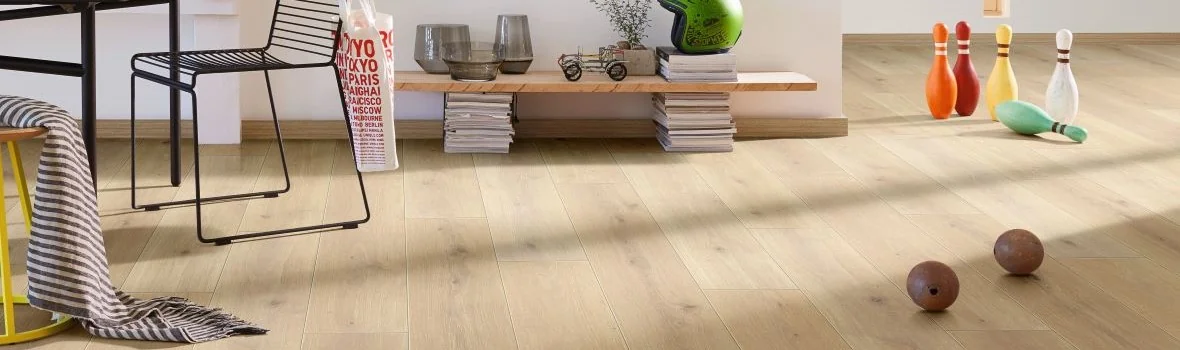 Wohnbereich mit viel Spielzeug auf dem Laminatboden liegend
