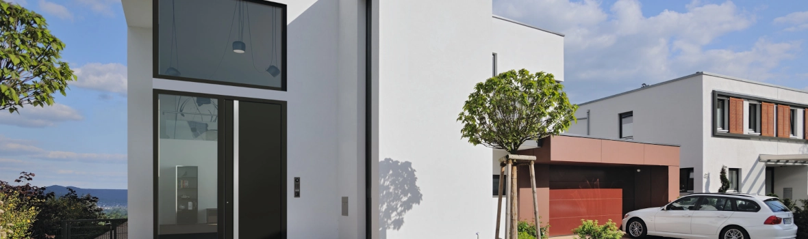 Modernes Einfamilienhaus mit Garagenanbau
