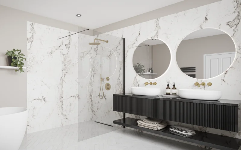modernes Badezimmer mit Wandpaneelen in Marmoroptik
