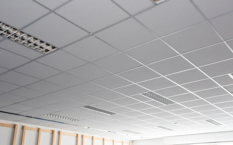 abgehängte Decke mit Lampen