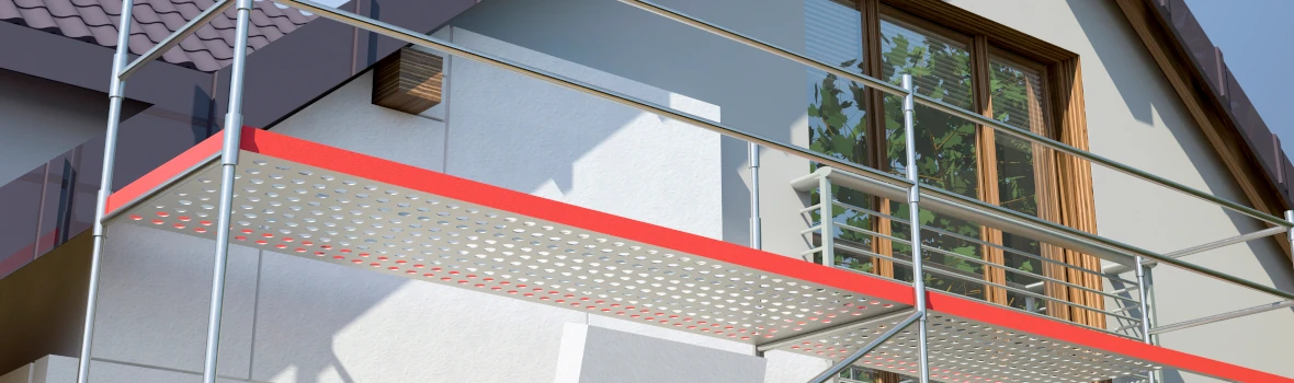 Fassade in der Sanierung mit einem Gerüst davor 