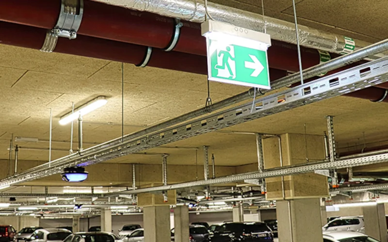 Tiefgarage mit Autos darin und Dämmung an der Decke