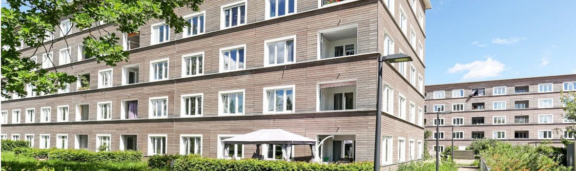 Elegante Mehrfamilienhäuser in Holzbauweise und mit einer Holzfassade.