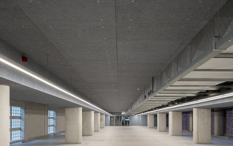 Parkhaus mit Decke aus Platten aus Holzwolle-Dämmstoff