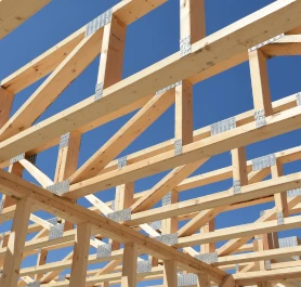 Holzrahmenbau: Gebäudeaussteifung mit Zugankern und Schubwinkeln