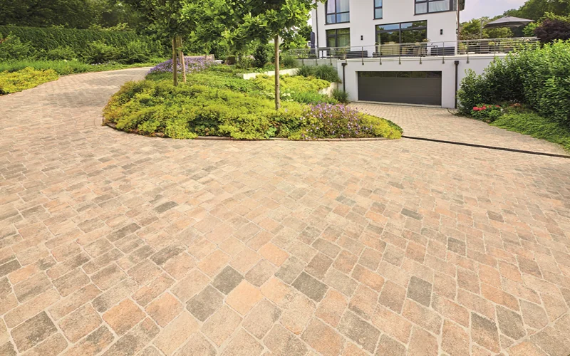 Auffahrt mit Garage und mediterranen Pflastersteinen auf dem Boden