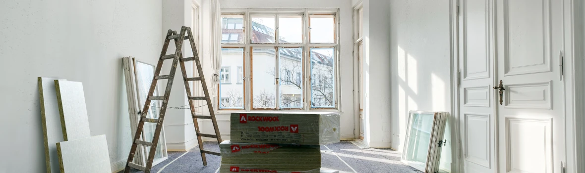 Innendämmung liegt in einem Raum, der für eine Renovierung vorbereitet ist
