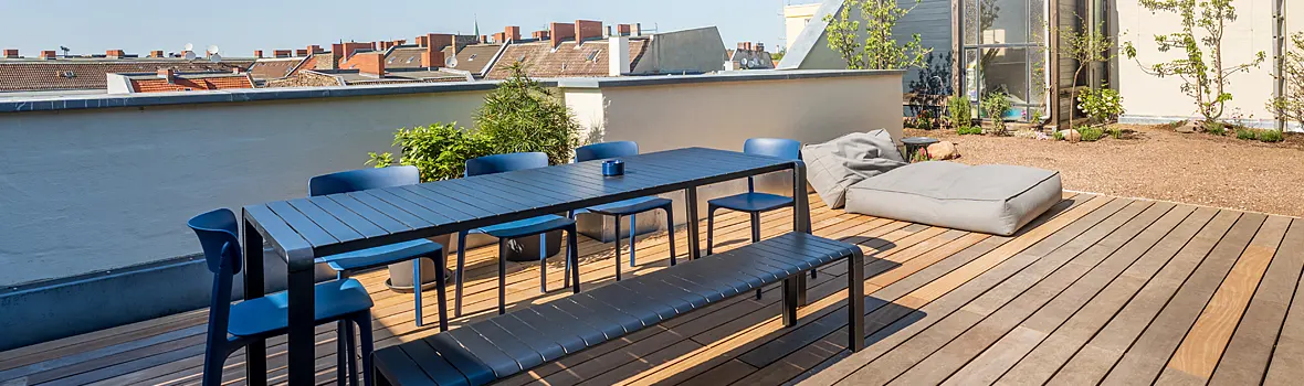 Dachterrasse mit hochwertigen Holzplanken.