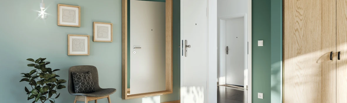 Weiße Wohnungseingangstür führt vom Treppenhaus in den Eingangsbereich