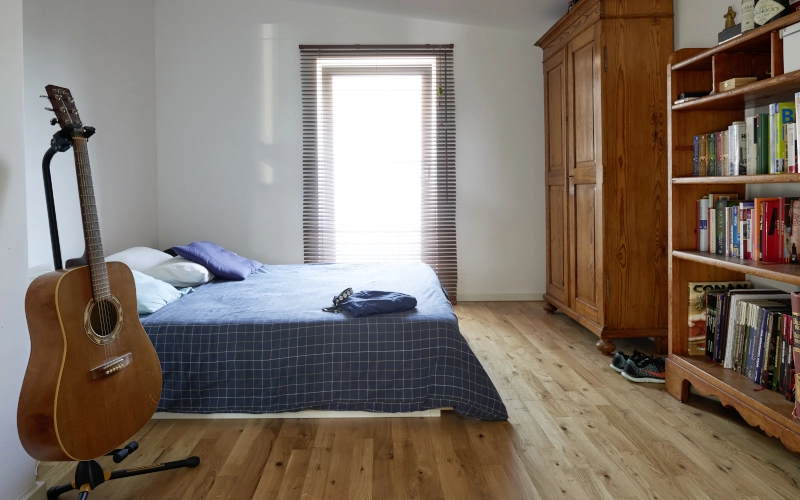 Schlafzimmer in einem Mehrfamilienhaus mit hochwertigem Echtholzparkett