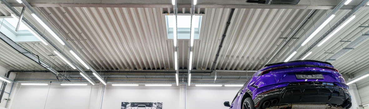 In der Decke von einer Autowerkstatt sind quadratische Dachfenster eingebaut.