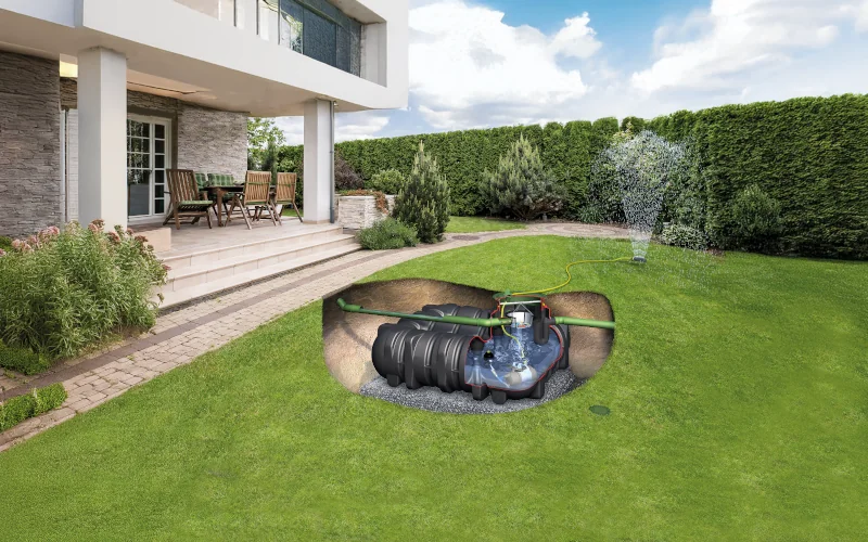 Haus mit Garten und einem im Boden eingebauten Wassertank von Graf