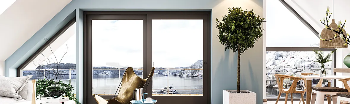 Moderne skandinavische Wohnung mit Aussicht auf einen verschneiten Fjord.