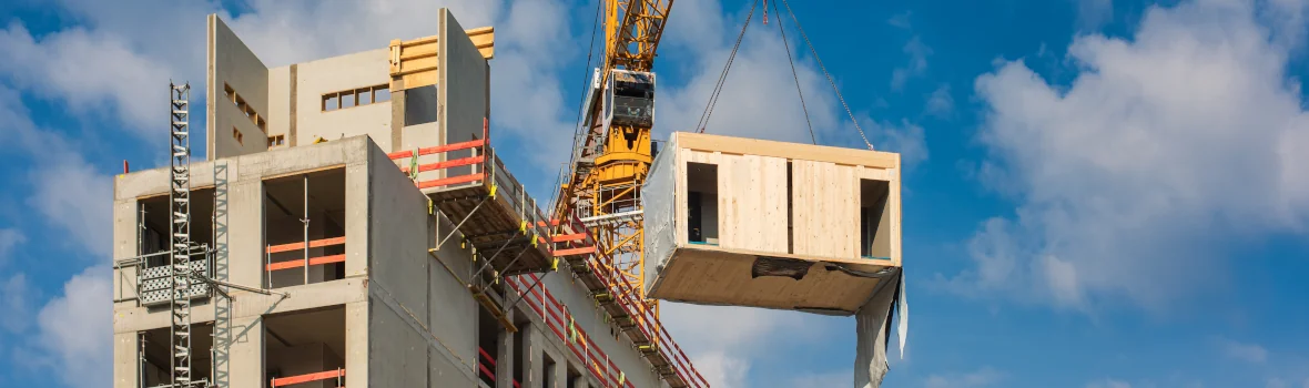 Modularhaus im Bau durch einen Kran