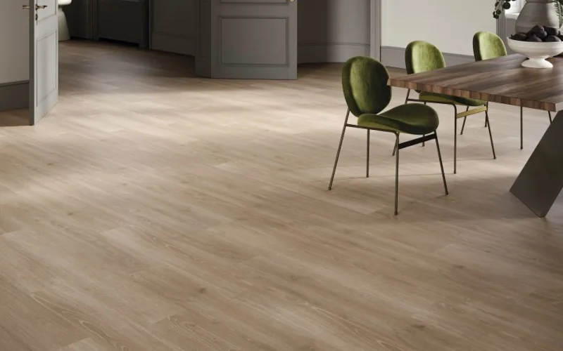 Esszimmer mit Sitzgruppe auf hellem Laminatboden