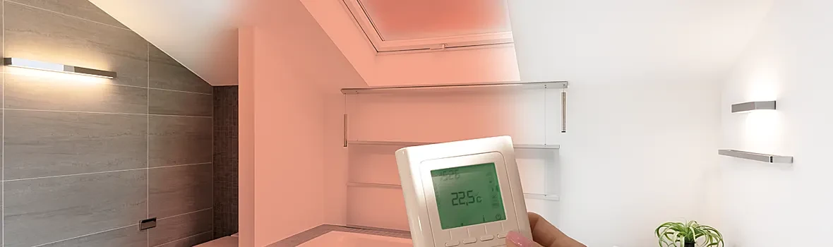 Ausschnitt von Raum in den Heiz-Dachfenster eingebaut wurde, Hitze wird mit rötlichem Schimmer dargestellt und ein digitales Thermometer mit 22,5 Grad celsius wird ins Bild gezeigt
