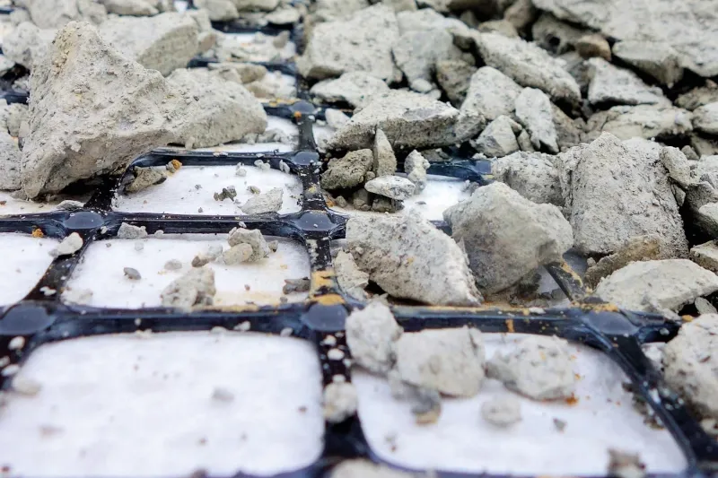 Geogitter eingebettet in den Boden 