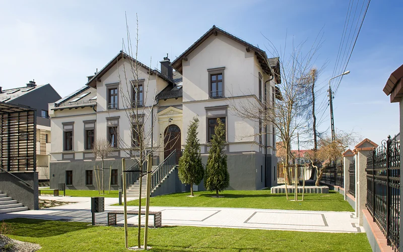älteres Gebäude mit saniertes Fassade in beige und Grautönen