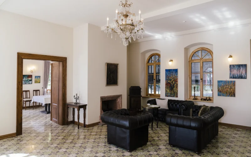 Wohnraum in einem Altbau mit hohen Decken und Sitzmöbeln