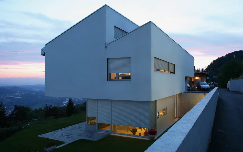 weißes modern-futuristisches Wohnhaus im der Abenddämmerung 