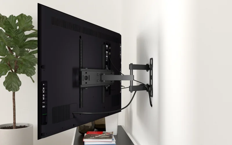 Fernseher der an der Wand an einer Halterung aufgehangen ist 