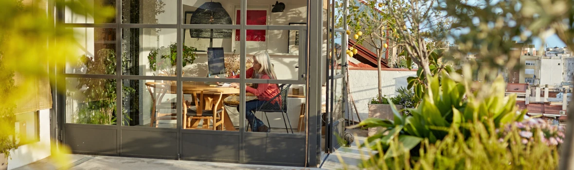 Ein verglaster Wintergarten mit Sitzgelegenheiten