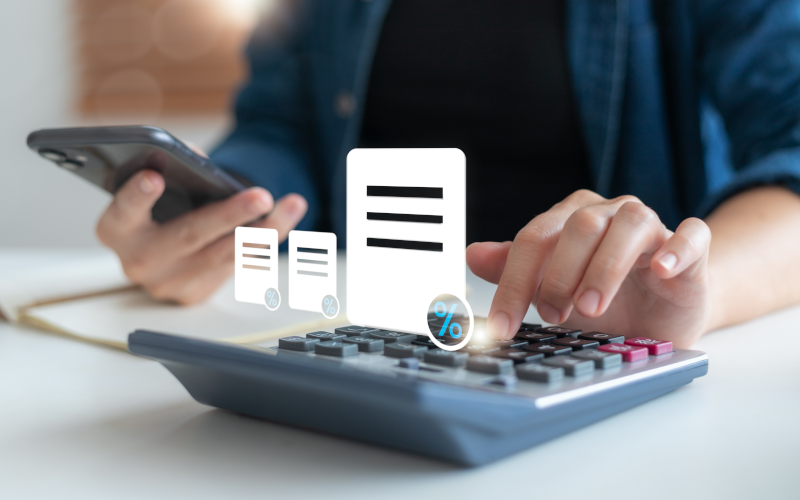 Geschäftsfrau, die digitale Steuer mit Taschenrechner und Smartphone berechnet, Symbole für Finanzbericht und Dokument, modernes Buchhaltungskonzept