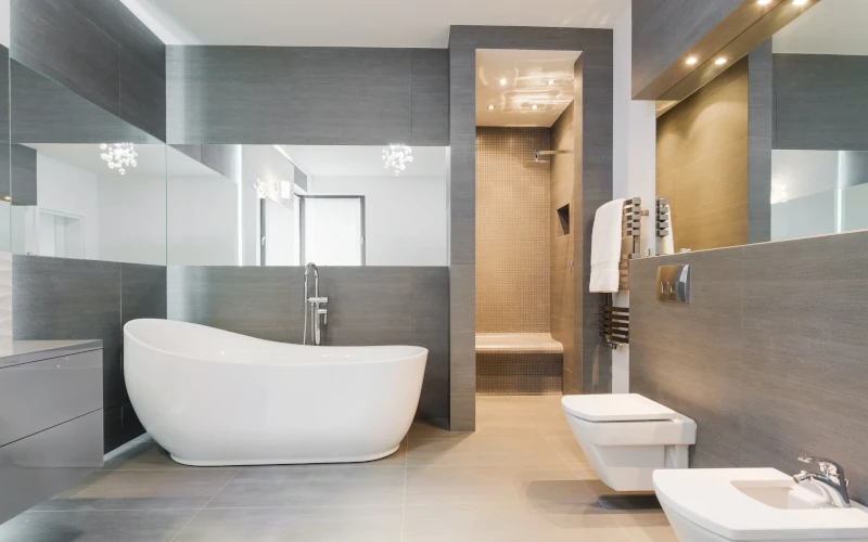 Freistehende Badewanne im modernen, grauem Badezimmer
