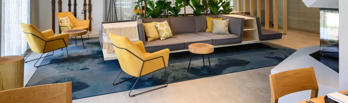moderne Lounge mit modernen Möbeln, großem Teppich und Pflanzen  