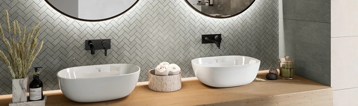 Modernes Badezimmer mit zwei Waschbecken und stilvoller Wandverkleidung.