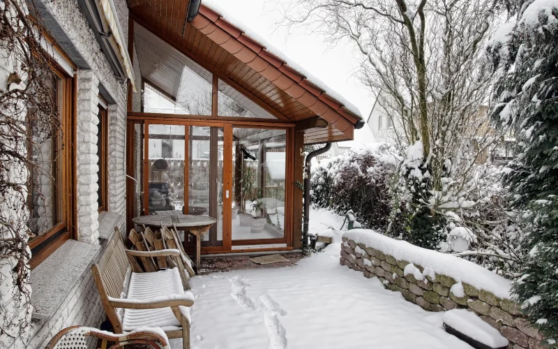 Wintergarten aus Holz und Glas im Winter