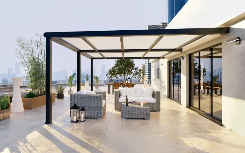 Dachterrasse eines Hochhauses mit Sitzmöbeln und Pergola 