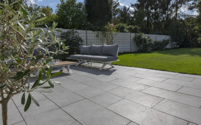 Terrasse Sitzgruppe und Tisch auf grauen Bodenplatten