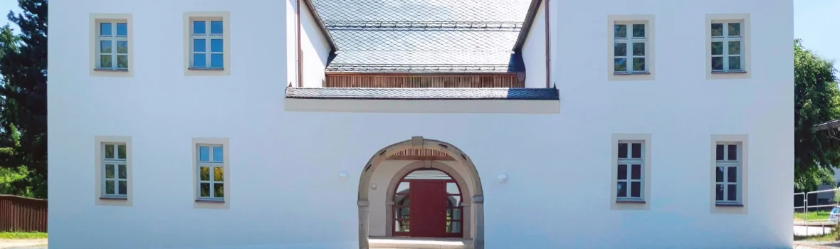 weißes Gebäude: Schloss der Fürstenfamilie Lobkowitz in Waldthurn