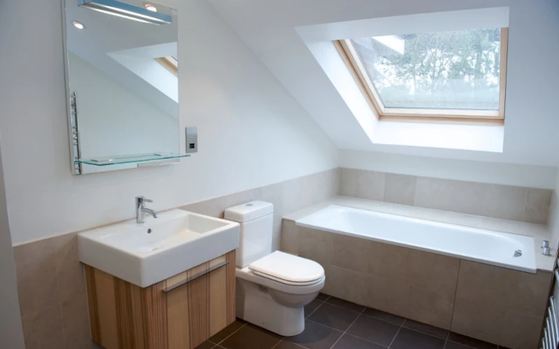 Badezimmer mit Dachfenster im Dachstuhl