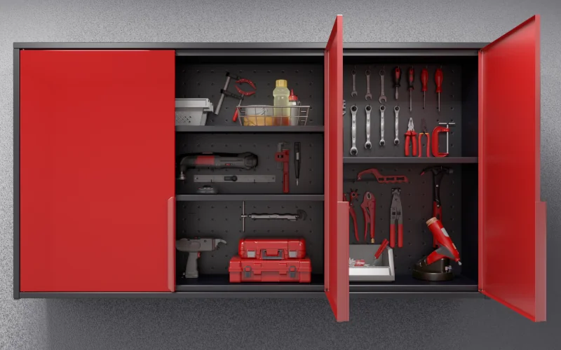 Werkzeugschrank der an der Wand hängt mit geöffneten Türen