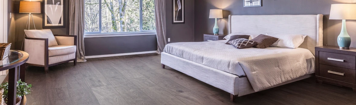 Bodenfliesen in Holzoptik im Schlafzimmer