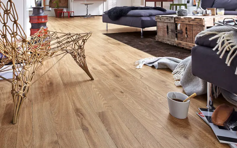 Wohnzimmer-Einrichtung auf hellem Laminat