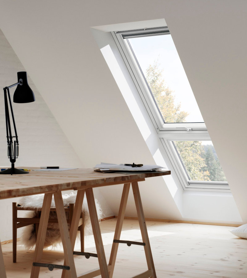 Büroraum mit Dachschrägen und bodenlangem Dachfenster 