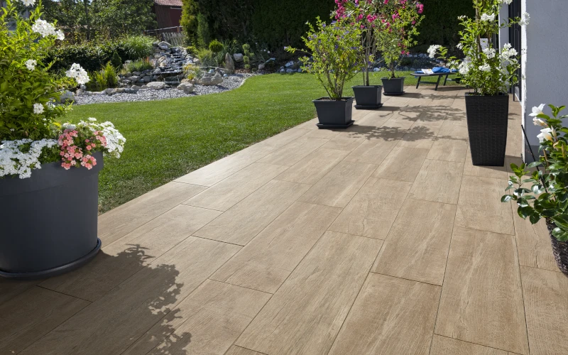 Terrasse mit Holzboden mit angrenzendem Garten 