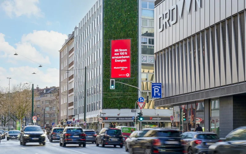 Gebäude in Innenstadt mit vertikaler Begrünung