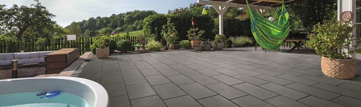 Terrasse mit Pool und Hängematte und Planzen im Hintergrund