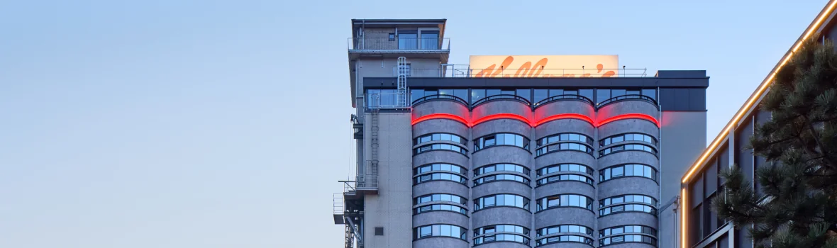 Ansicht des Kelloggs Hotels in Bremen bei Dämmerung