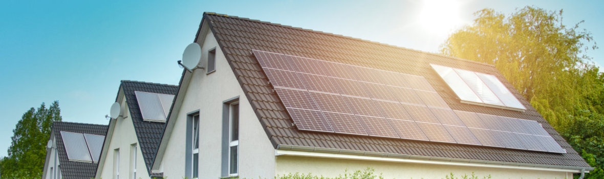 mehrere gleichaussehende Häuser mit Solaranlage auf dem Dach hintereinander 