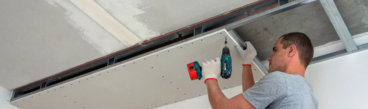 Handwerker bringt abgehängte Decke an 