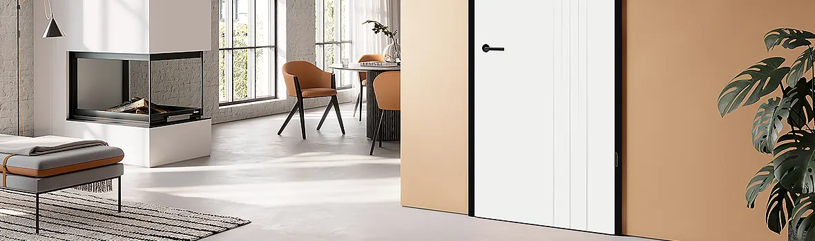 Modernes Wohnzimmer mit einer weißen Tür mit Laserfräsung