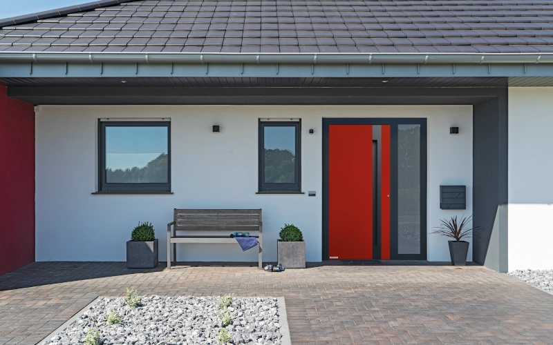 Einfamilienhaus mit einer rubinroten ThermoCabon Haustür